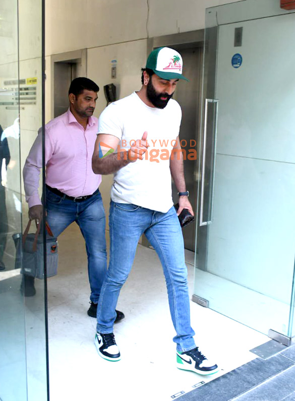 photos ranbir kapoor snapped at rsvp office 4