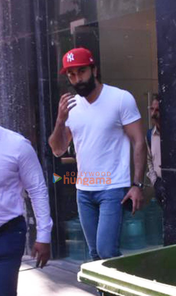 photos ranbir kapoor snapped in santacruz 1