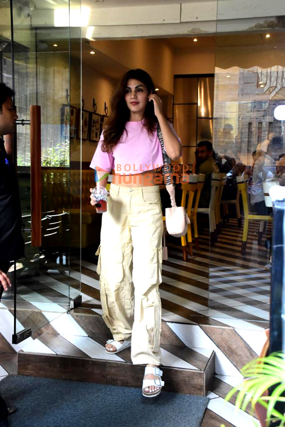 photos rhea chakraborty snapped in bandra 3 5
