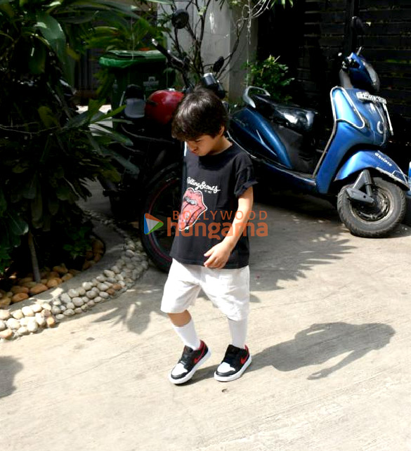 photos saif ali khan and taimur ali khan snapped outside a cafe in bandra 4