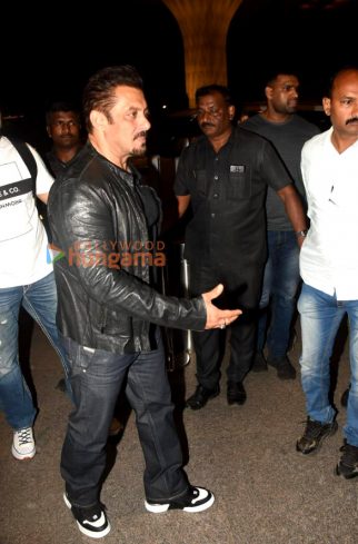 Photos: Salman Khan, Mouni Roy, Hina Khan and others snapped at the airport