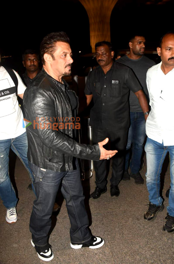 Photos: Salman Khan, Mouni Roy, Hina Khan and others snapped at the airport Photos: Salman Khan, Mouni Roy, Hina Khan and others snapped at the airport