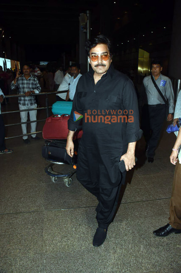 photos shah rukh khan and ashutosh rana snapped at the airport 4