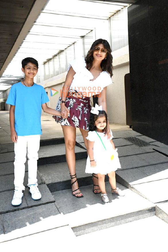 photos shilpa shetty snapped with her family outside a restaurant in bandra 5