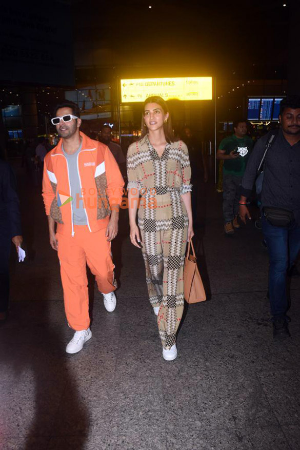 photos varun dhawan and kriti sanon snapped at the airport 2 2
