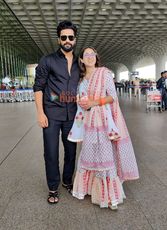 photos vicky kaushal sara ali khan kriti sanon and others snapped at the airport 1