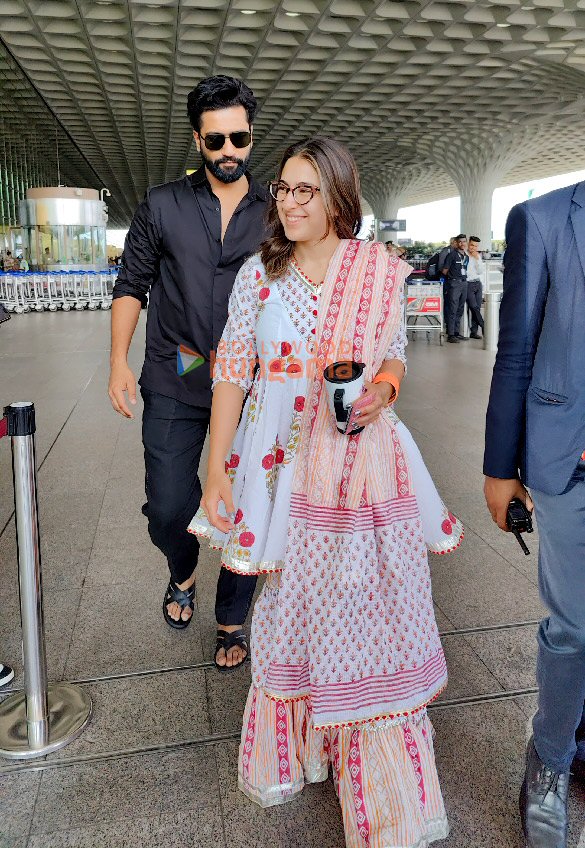 photos vicky kaushal sara ali khan kriti sanon and others snapped at the airport 5