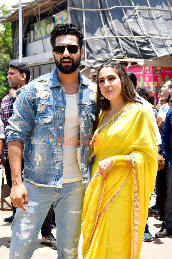 photos vicky kaushal and sara ali khan snapped promoting zara hatke zara bach ke at juhu beach 4 3