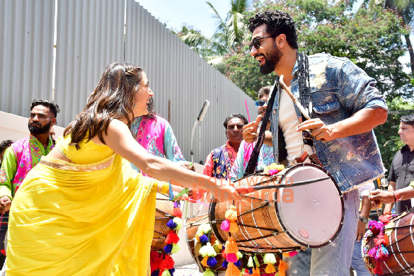 photos vicky kaushal and sara ali khan snapped promoting zara hatke zara bach ke at juhu beach 7