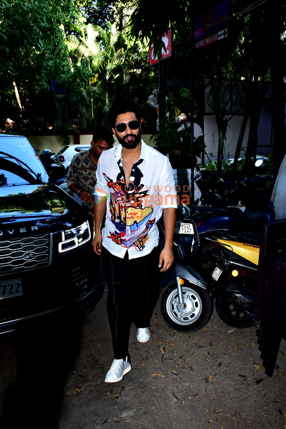 photos vicky kaushal snapped outside krome studios in bandra 1