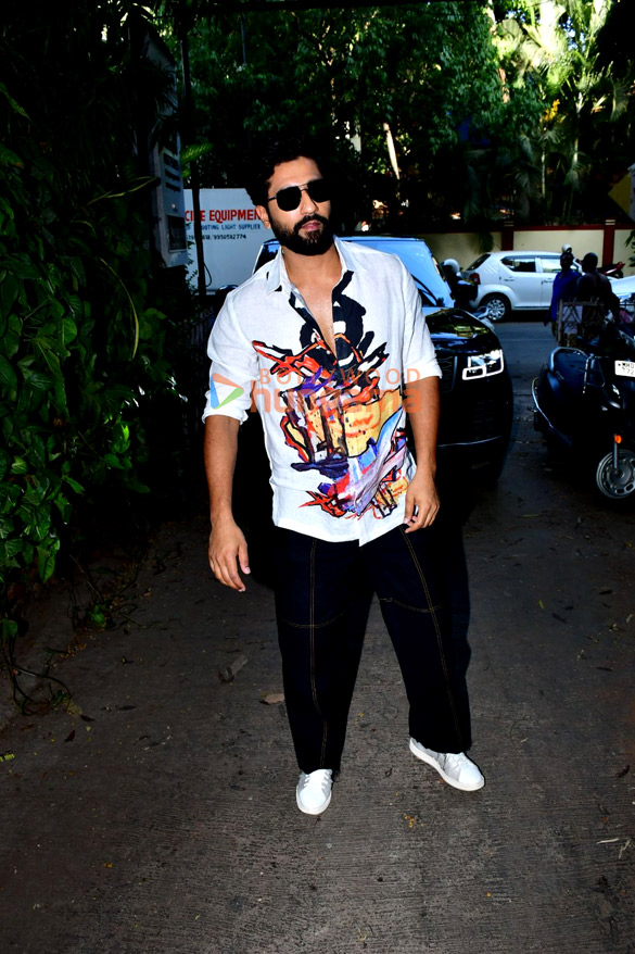 Photos: Vicky Kaushal snapped outside Krome studios in Bandra Photos: Vicky Kaushal snapped outside Krome studios in Bandra