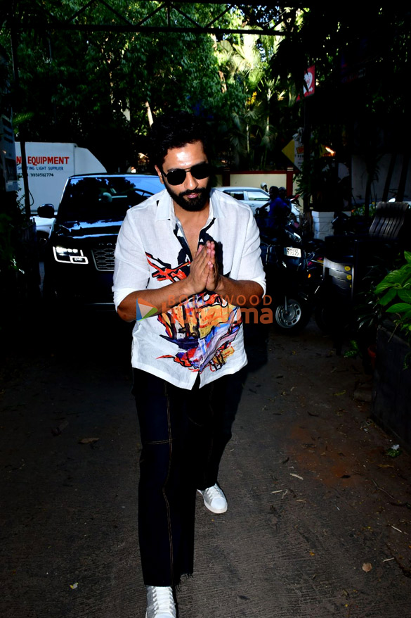 photos vicky kaushal snapped outside krome studios in bandra 3