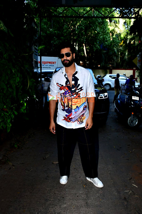 photos vicky kaushal snapped outside krome studios in bandra 4