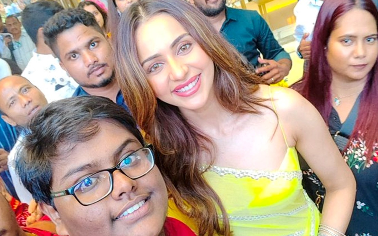 Rakul Preet Singh clicks a photo with a fan who travelled 5 hours to meet her in Hyderabad, see pic