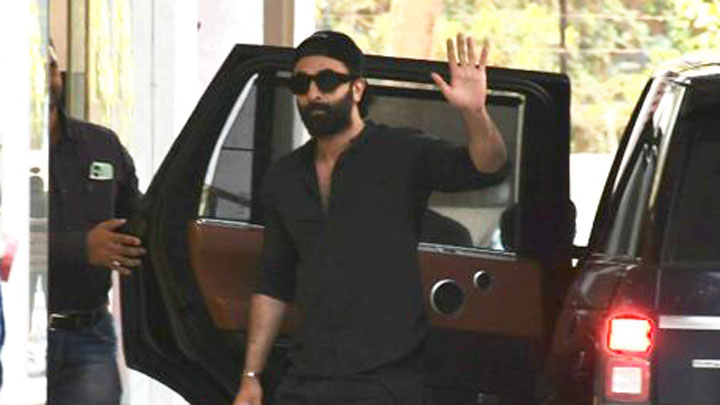 Ranbir Kapoor looks like a mystery in all black