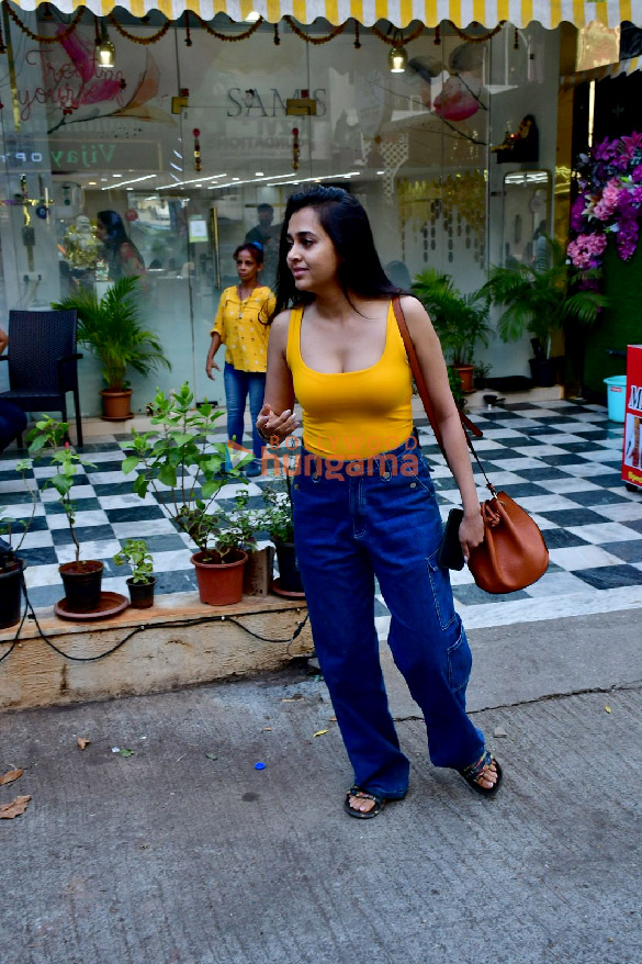 Photos: Tejasswi Prakash spotted at a salon in Bandra Photos: Tejasswi Prakash spotted at a salon in Bandra
