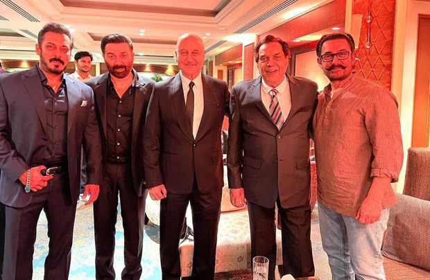 Aamir Khan, Salman Khan, Sunny Deol, Dharmendra, Anupam Kher come together to click a legendary photo at Karan Deol – Drisha Acharya’s wedding 