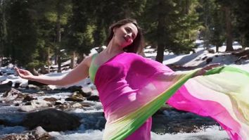 Alia Bhatt gives the Shah Rukh Khan pose for the second time in her career in Rocky Aur Rani Kii Prem Kahaani