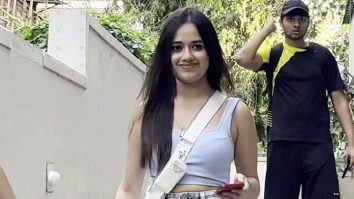 Jannat Zubair gets clicked by paps as she meets up with a friend