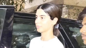 Khushi Kapoor is all smiles as she poses with a few fans