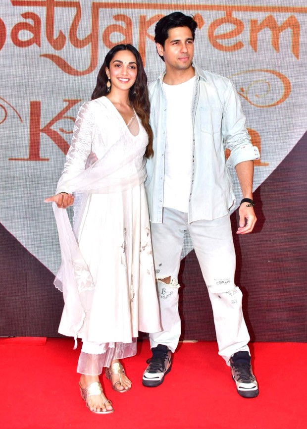 Kiara Advani in a breezy white anarkali steals the limelight; Sidharth Malhotra stays by her side at the premiere of Satyaprem Ki Katha