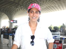 Kubbra Saits fun banter with the paps at the airport