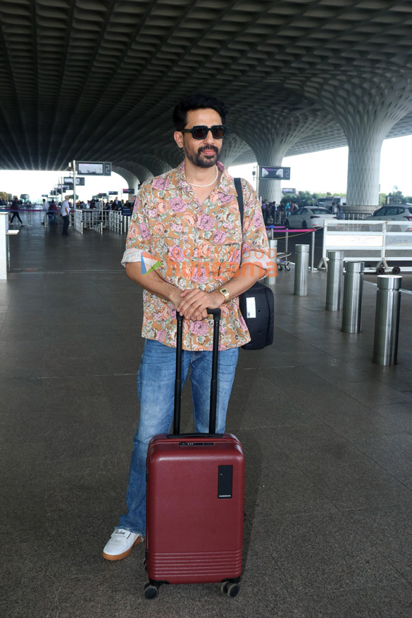 photos adah sharma sonu nigam and others snapped at the airport 4