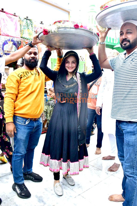 Photos: Ameesha Patel snapped at a dargah in Mahim