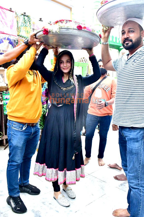 photos ameesha patel snapped at a dargha in mahim 2