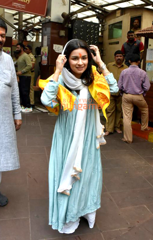 photos avneet kaur visits siddhivinayak temple to seek blessings for his film tiku weds sheru1 1
