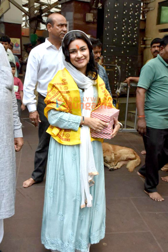 Photos: Avneet Kaur visits Siddhivinayak Temple Photos: Avneet Kaur visits Siddhivinayak Temple