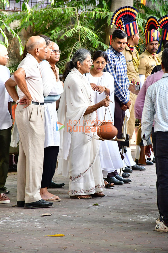 photos celebs attend sulochana latkars last rites 7