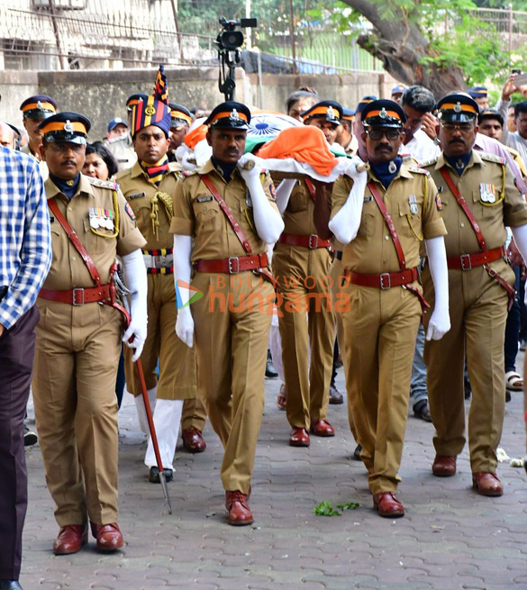 Photos: Celebs attend Sulochana Latkar’s last rites Photos: Celebs attend Sulochana Latkar’s last rites