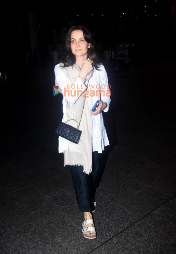 photos deepika padukone kartik aaryan kiara advani and elli avrram snapped at the airport 4