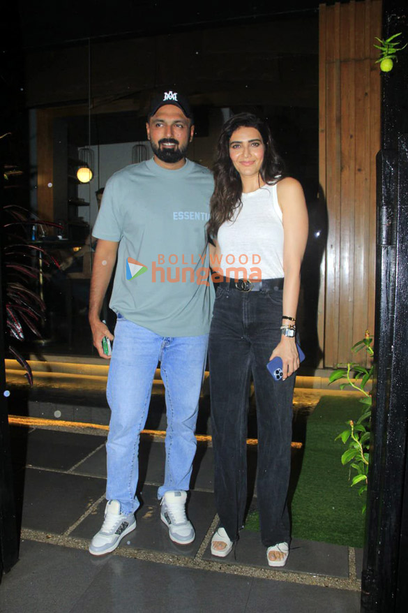 Photos: Karishma Tanna snapped with her husband in Bandra Photos: Karishma Tanna snapped with her husband in Bandra