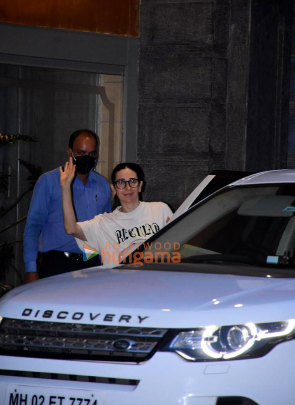 photos karisma kapoor snapped at father randhir kapoors house in bandra 3 4