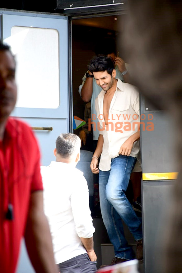 photos kartik aaryan kiara advani and supriya pathak snapped promoting satyaprem ki katha on the sets of the kapil sharma show 1