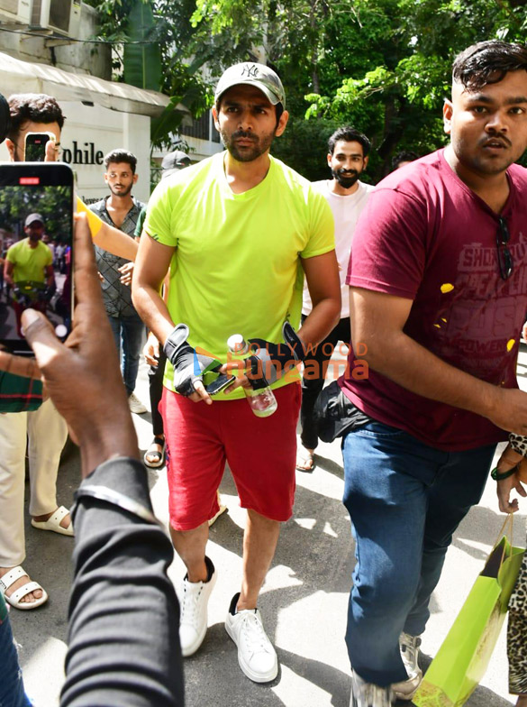 Photos: Kartik Aaryan, Sajid Nadiadwala and Warda Khan Nadiadwala snapped at the gym in Juhu Photos: Kartik Aaryan, Sajid Nadiadwala and Warda Khan Nadiadwala snapped at the gym in Juhu