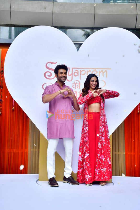 photos kartik aaryan and kiara advani snapped at sun sajni song launch from satyaprem ki katha 2