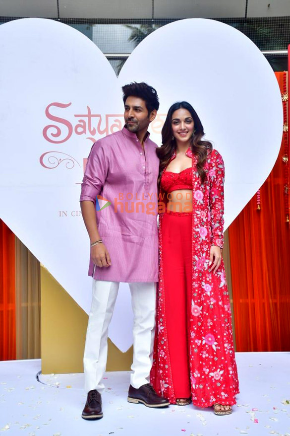 photos kartik aaryan and kiara advani snapped at sun sajni song launch from satyaprem ki katha 4