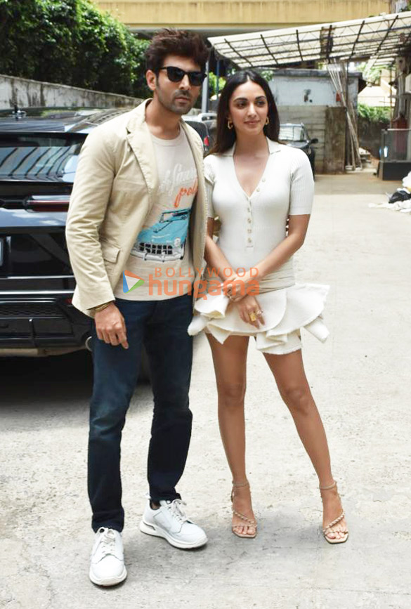 photos kartik aaryan and kiara advani snapped during satyaprem ki katha promotions at a radio station 1