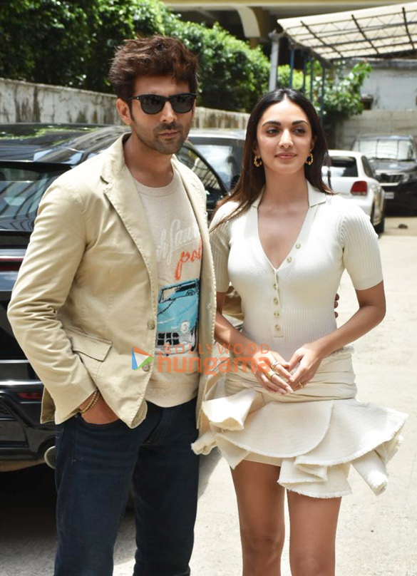 Photos: Kartik Aaryan And Kiara Advani Snapped During Satyaprem Ki ...