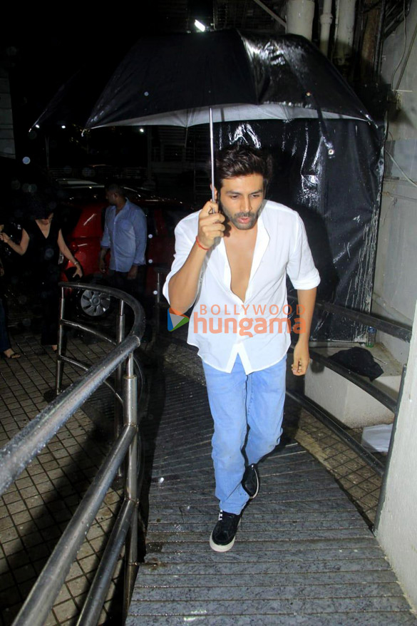 photos kartik aaryan snapped at pvr juhu 3