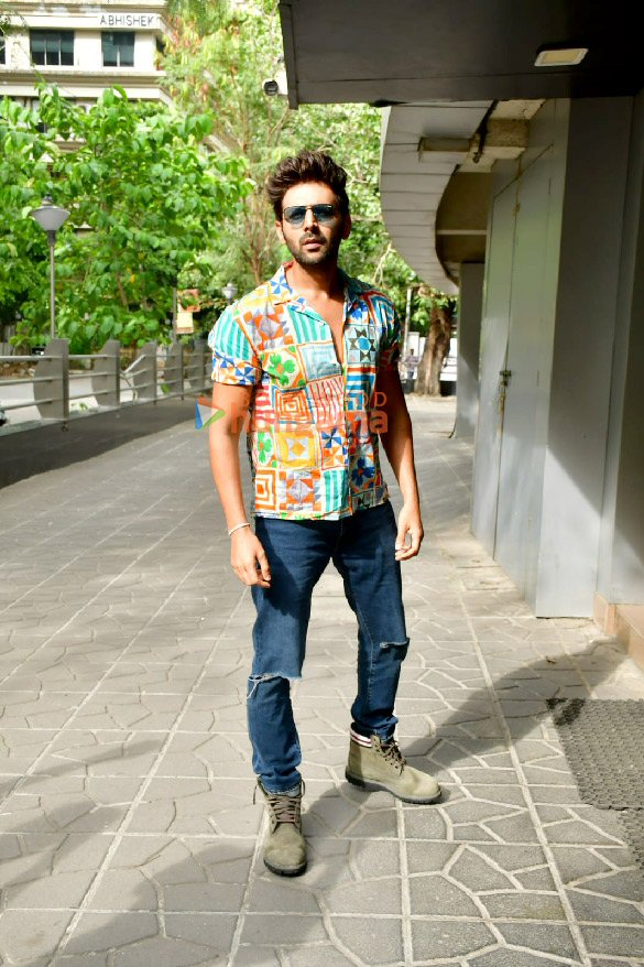 photos kartik aaryan snapped in andheri 6 9