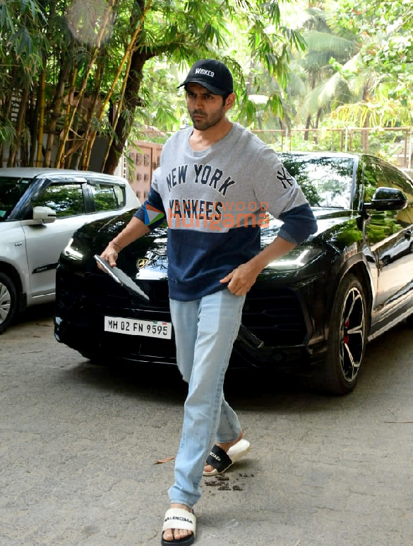 photos kartik aaryan snapped in juhu 1 20