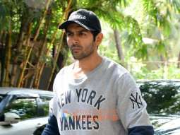 Photos: Kartik Aaryan snapped in Juhu