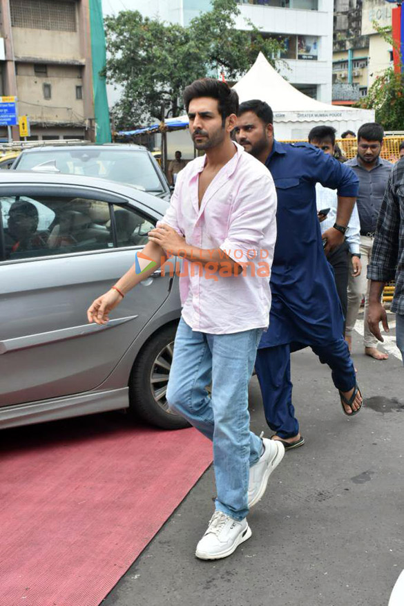 photos kartik aryan seeks blessings at siddhivinayak temple before the release of satyaprem ki katha 1