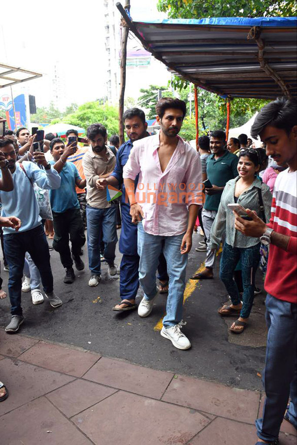 photos kartik aryan seeks blessings at siddhivinayak temple before the release of satyaprem ki katha 2