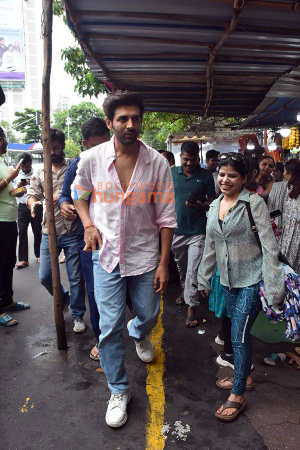 photos kartik aryan seeks blessings at siddhivinayak temple before the release of satyaprem ki katha 3