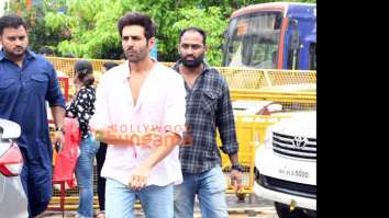 Photos: Kartik Aaryan seeks blessings at Siddhivinayak Temple before the release of Satyaprem Ki Katha